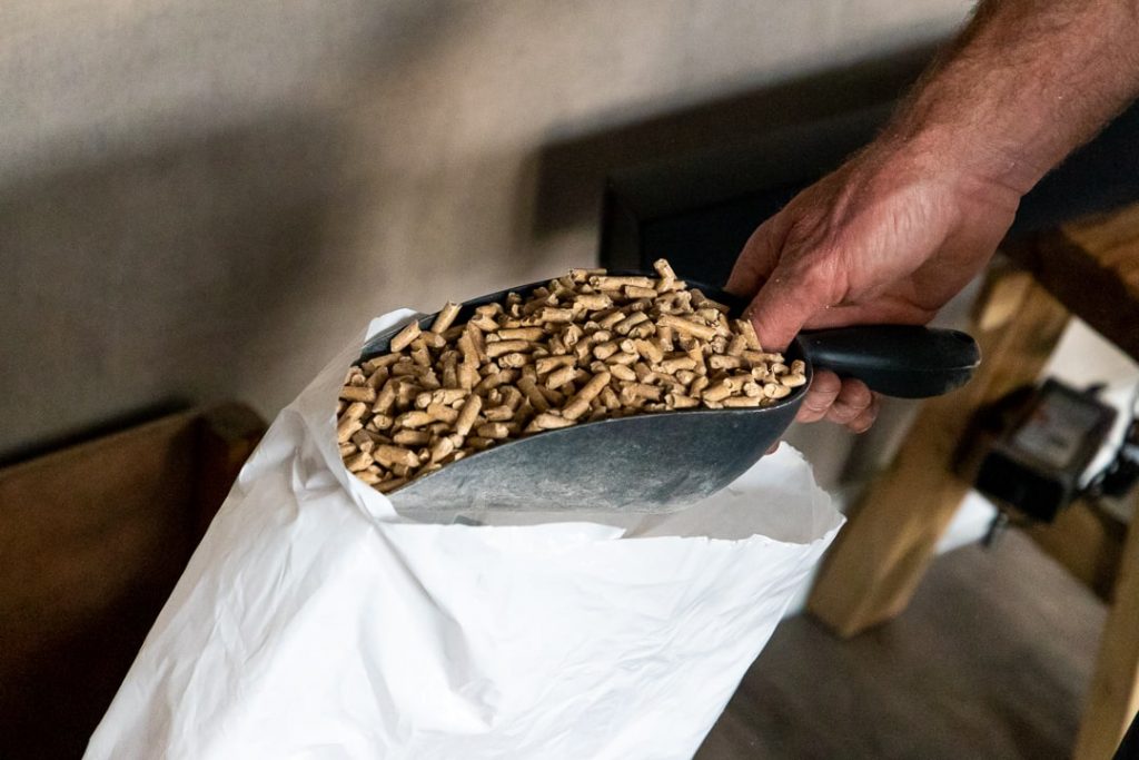 witte pellets en bruine pellets